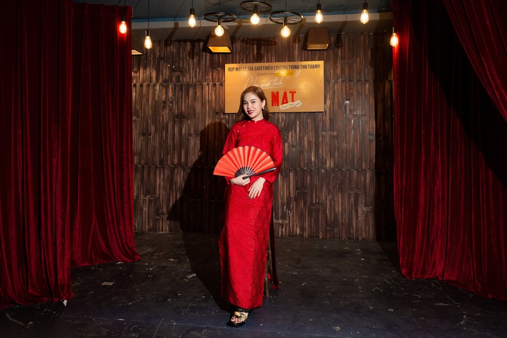 “Có những khi Ngọc vừa đi hát, vừa lên mạng đặt mua những cái cần thiết cho ngày Tết rồi lại về tự trang trí cho nhà cửa tưng bừng. Ngọc nghĩ cả năm quần quật đi làm rồi, nên mình ráng chuẩn bị cho tươm tất, mệt một chút nhưng mọi thứ đầy đủ thì Tết mới ấm áp, trọn vẹn được”, cô chia sẻ.