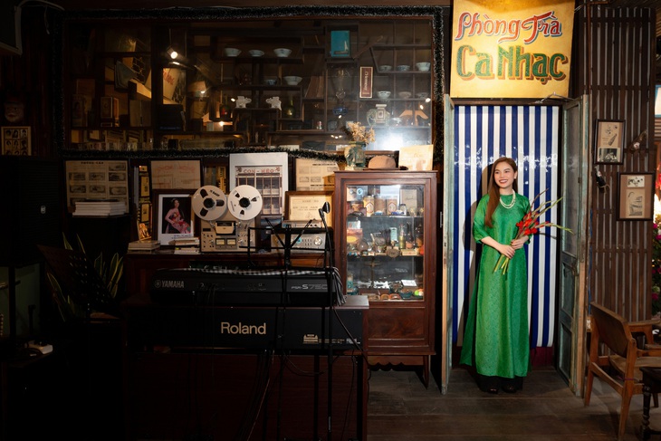 Ban đầu nữ ca sĩ mua áo dài với mục đích mặc cho những ngày đầu năm đi chùa và đi chơi cùng gia đình. Tuy nhiên, vì cảm thấy quá đỗi yêu mến và tự hào khi khoác lên người tà áo dài truyền thống, nữ ca sĩ nảy ra ý tưởng tìm một quán cà phê phong cách cổ xưa để thực hiện bộ ảnh này.