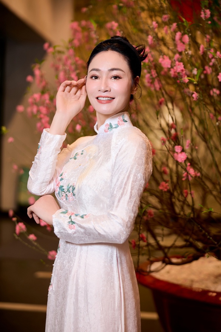 "Người đẹp không tuổi" Quách Thu Phương nền nã trong tà áo dài lụa trắng