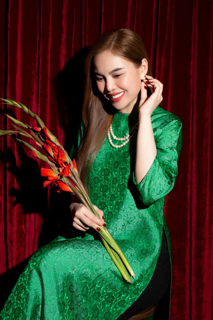 Buổi chụp ảnh diễn ra tự nhiên với đạo cụ là… hoa lay ơn và chiếc quạt. Giang Hồng Ngọc tự làm stylist và tự trang điểm cho mình.