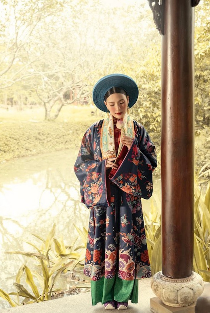 Đây là dạng thức lễ phục trang trọng, tôn nghiêm của các bậc mệnh phụ sử dụng trong những dịp lễ lớn với kiểu dáng đặc trưng. Hoa văn trên áo với họa tiết đoàn phượng, đoàn loan thể hiện phẩm cấp cao quý của người nữ