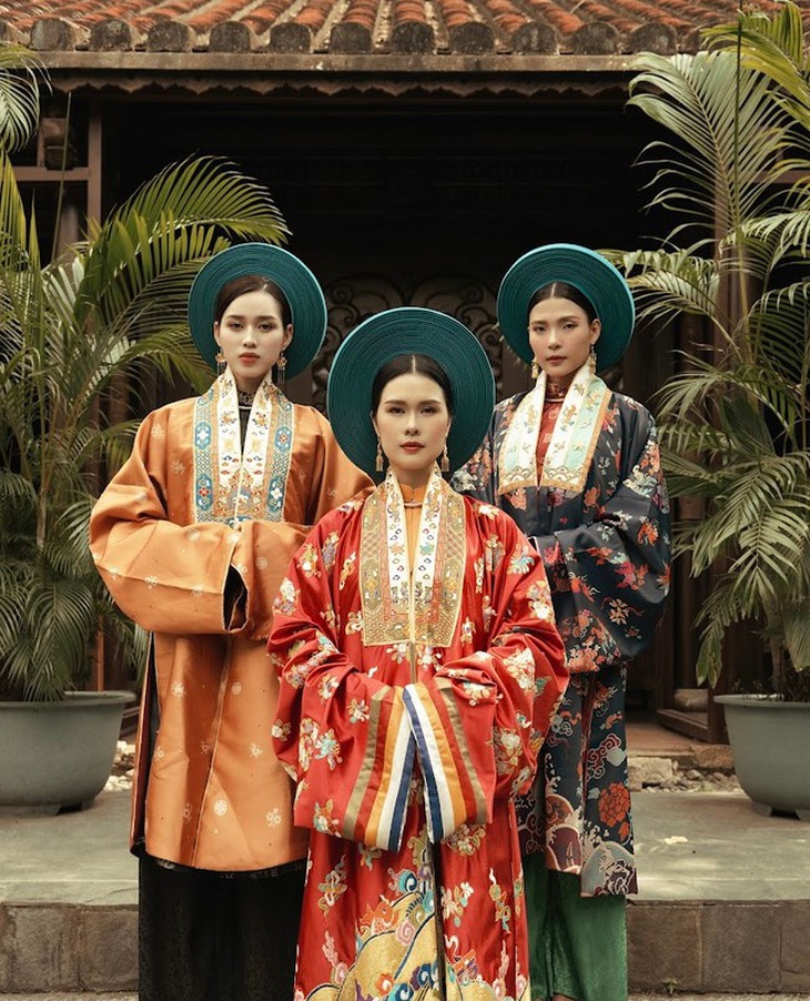 Tất cả tạo nên một tổng thể hài hòa, đầy hoài niệm và đậm tinh thần dân tộc.