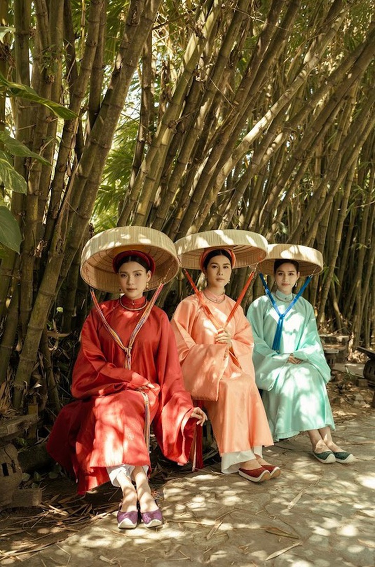 Thúy Diễm (bìa trái) hào hứng cho biết: “Không phải lúc nào cũng được trở thành ‘người xưa’ thế này. Khi khoác lên trang phục này, tôi cũng tự thấy bản thân trở nên mực thước, điềm đạm hơn!...”