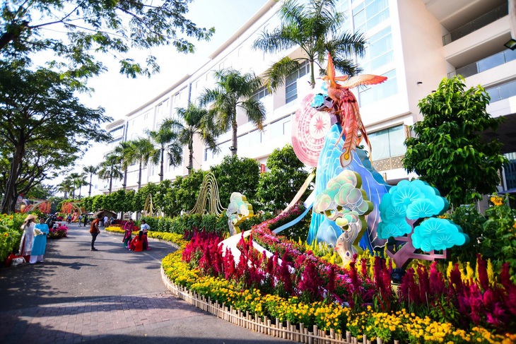 Giữa bầu không khí quây quần, ấm áp của ngày xuân, câu chuyện về cội nguồn dân tộc là câu chuyện sum vầy quý giá nhất mà Hội hoa xuân Phú Mỹ Hưng Tết Giáp Thìn - 2024 muốn “kể lại” với khách du xuân qua những tiểu cảnh trên Đường hoa Phú Mỹ Hưng.