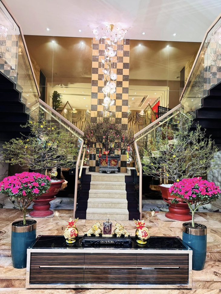 Bên trong căn biệt thự lại như mở ra không gian khác với tông màu đỏ, hồng dịu nhẹ. Nam ca sĩ cũng chọn cây mai, đào - loài cây đón Tết đặc trưng hai miền Nam - Bắc để tạo một không gian hòa hợp.