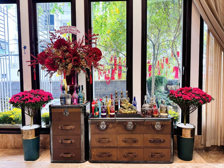 Nhiều bình hoa được cắt tỉa kỹ lưỡng, đẹp mắt sử dụng làm tiểu cảnh giúp khách tham quan có thể dừng chân bất cứ góc nào trong căn nhà cũng có những bức ảnh kỷ niệm đẹp, độc đáo nhất.