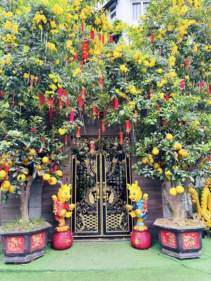 Cổng vào căn biệt thự được Đàm Vĩnh Hưng trang trí với tông màu đỏ - vàng nổi bật, bắt mắt với những bức tượng rồng được đặt ở vị trí tiền cảnh.