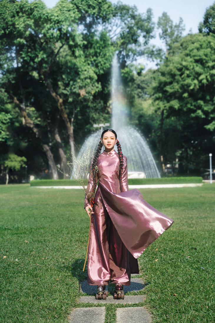 "Lăng xê" nhiệt tình cho phong cách Y2K kể từ sản phẩm âm nhạc đầu tay, Giana tiếp tục lựa chọn kiểu tóc tết hai bên đính nơ ruy băng hot trend cho bộ ảnh chào xuân.