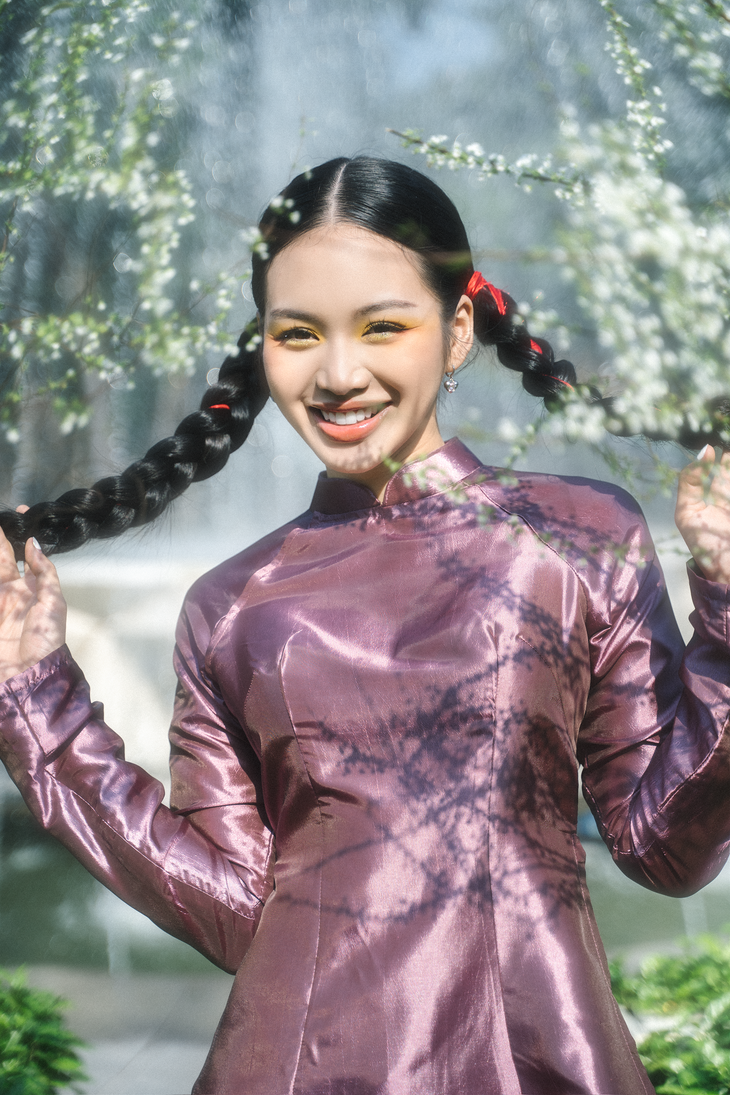 &nbsp;Nữ tân binh cũng chọn layout make up theo tone nóng với điểm nhấn tập trung vào đôi mắt và phần môi chỉ sử dụng son màu nude cam để cân bằng tổng thể.