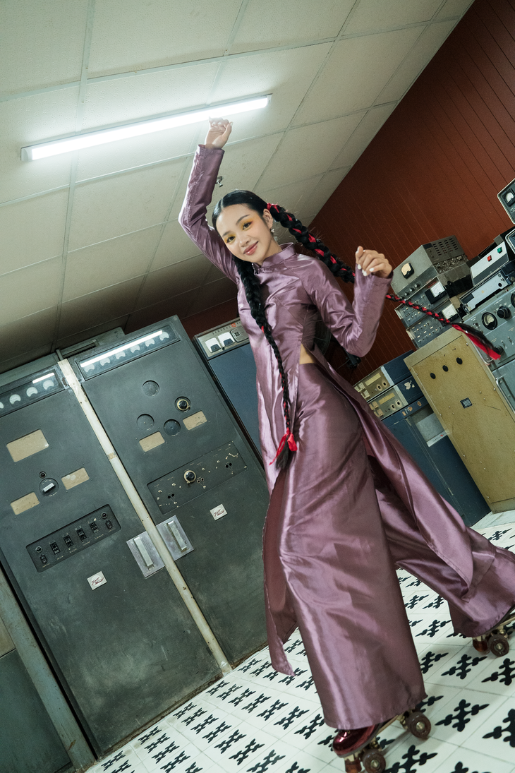 Giana bày tỏ: “Tết hiện đại càng ngày càng khác Tết ngày nhỏ trong mình, đã có nhiều thứ thay đổi, vài thứ có thể mất đi. Tuy nhiên, điều chắc chắn luôn vẹn toàn đó là ý nghĩa của dịp lễ Tết, sự đoàn viên vẫn luôn được các thế hệ chung tay giữ gìn"