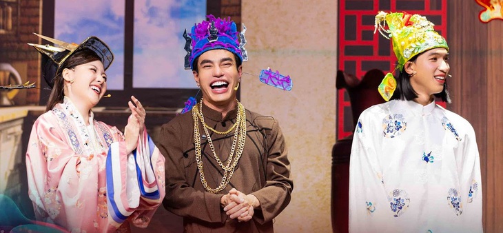 Uyển Ân, Lê Dương Bảo Lâm và HIEUTHUHAI trong tiết mục hài kịch của Sóng 24