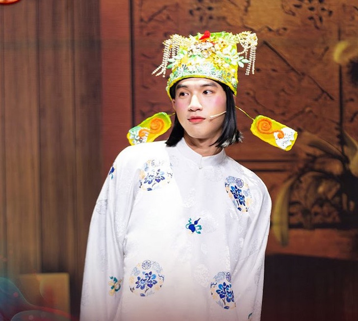 Nam rapper diện áo dài, đội tóc giả khiến netizen không khỏi thích thú