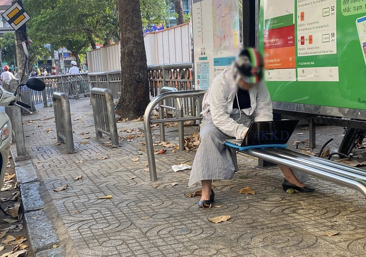 Sếp nhắn tin: "Em gửi gấp cho chị". 