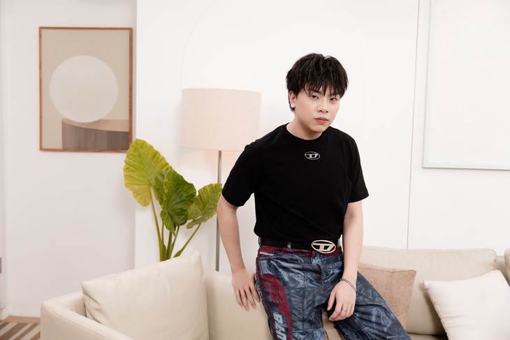 Trước khi trở thành nhạc sĩ, Hứa Kim Tuyền từng có thời gian viết báo.