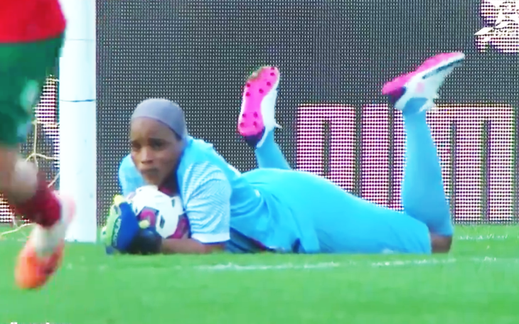 Thủ môn quên luật biếu không đối thủ bàn thắng