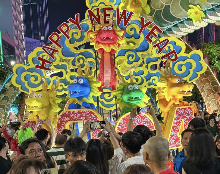 Khu vực 5 linh vật rồng mini luôn được du khách "chăm sóc đặc biệt" - Ảnh: VŨ NGUYỄN 