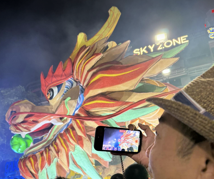 Anh Yoshida, du khách Nhật, cho biết: "Đây là lần đầu tiên anh đến TP.HCM, không nghĩ không khí lễ hội chào năm mới ở đây nhộn nhịp và tưng bừng đến vậy" - Ảnh: VŨ NGUYỄN 