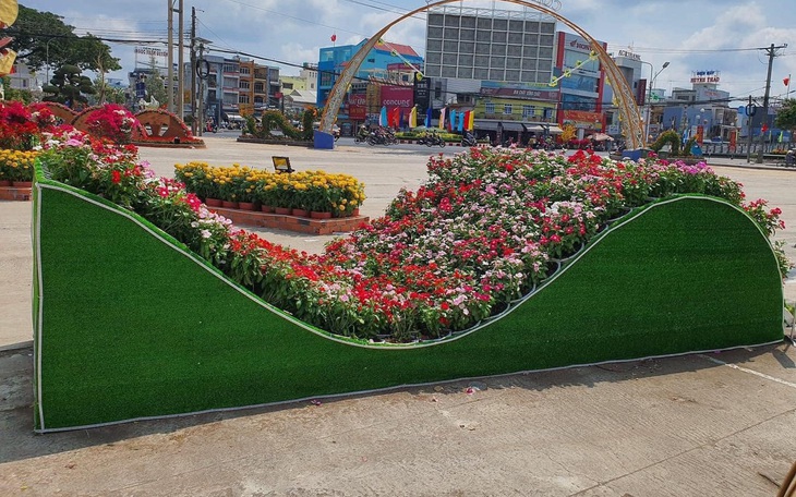 Ảnh vui 8-2: Bồn hoa dáng cong 