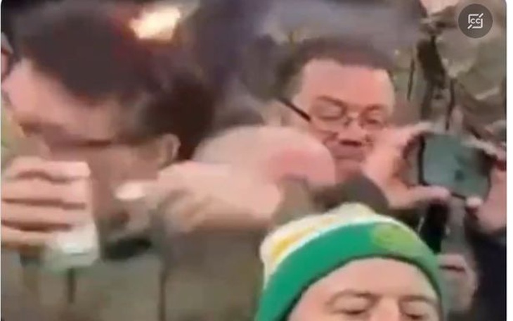 Cổ động viên suýt "hói đầu" vì đốt pháo hoa trên khán đài