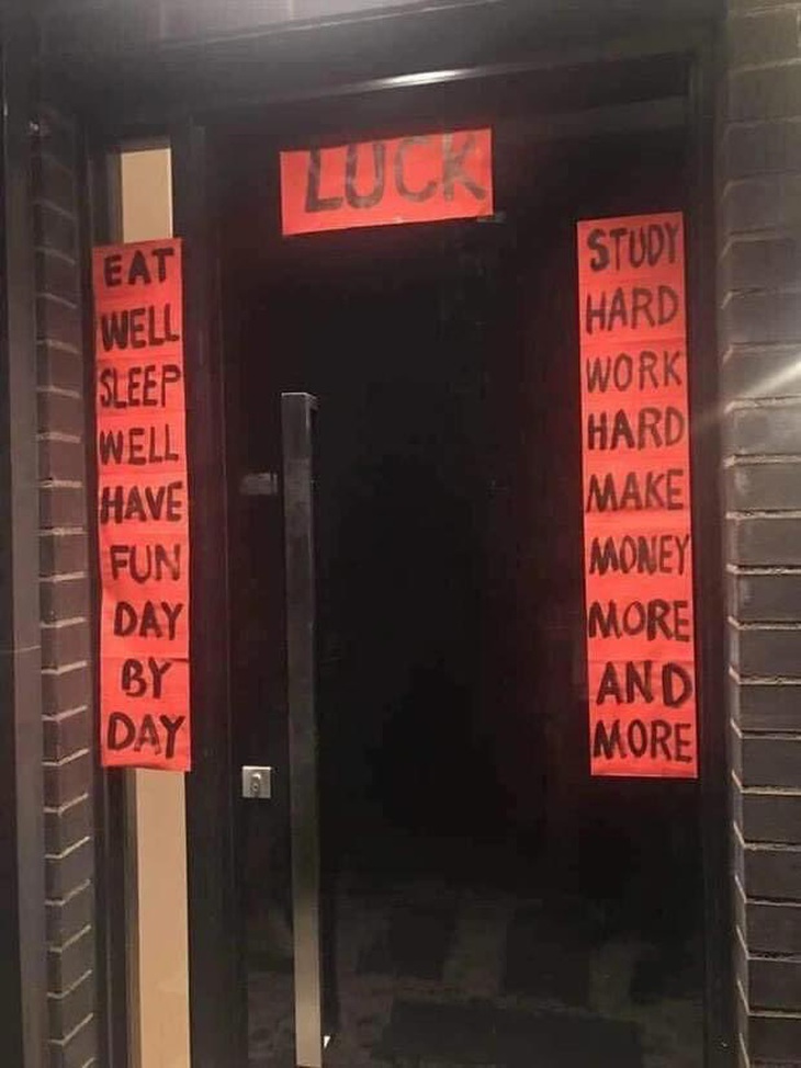 Viết câu đối Tết bằng tiếng Anh. 