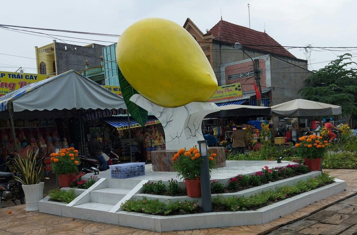 Phải cả làng mới ăn hết quả xoài này. 