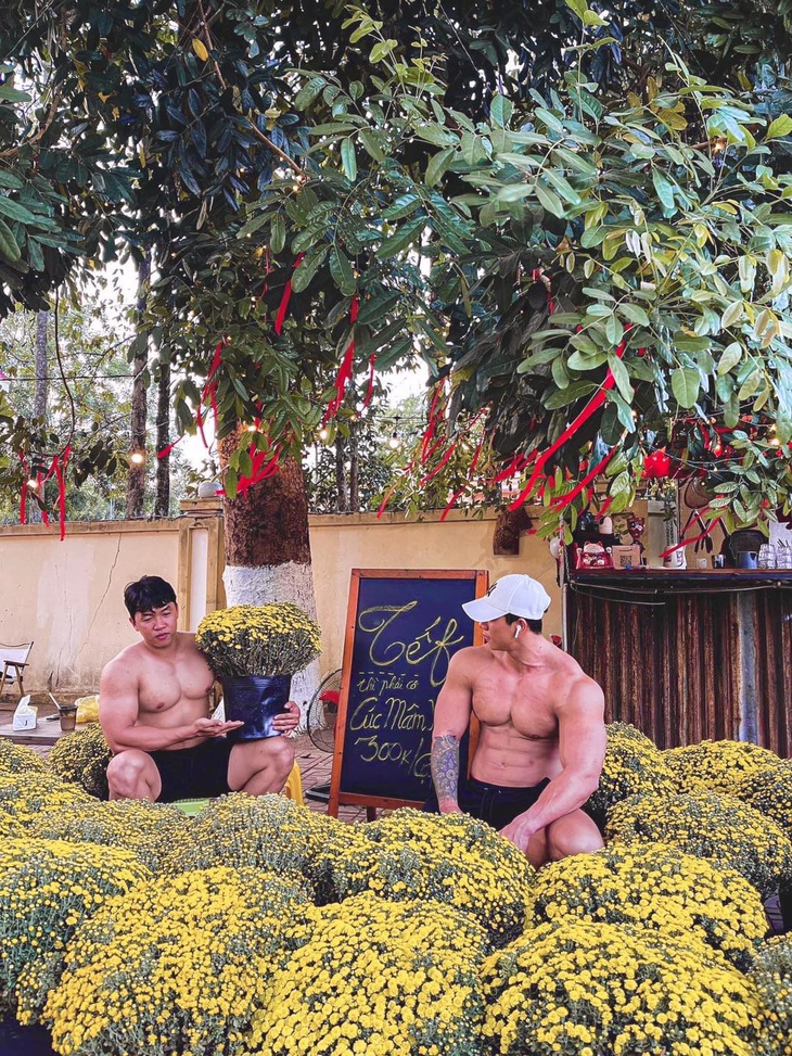 Anh Quốc Trung (bên trái) và Phi Hùng 