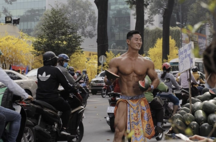 Anh "Mai An Tiêm" Lee Won từng gây sốt khi treo bảng "bán dưa Long An" dịp Tết 2021. 