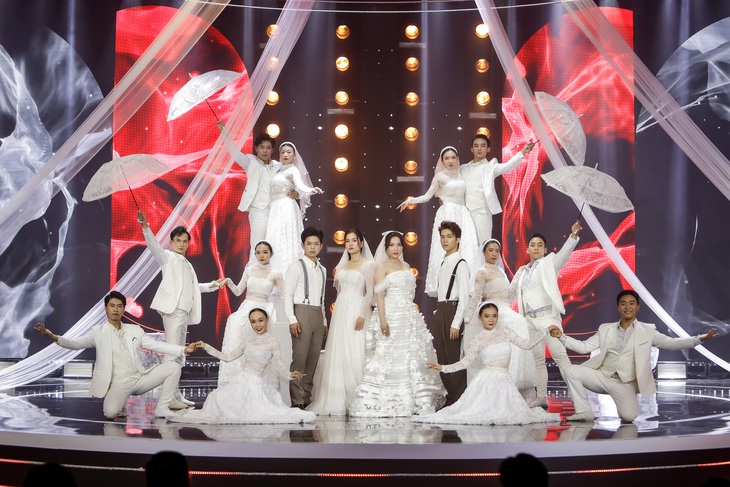 Với tiết mục ‘Ngày mai người ta lấy chồng - Hoa cưới’, Lâm Vỹ Dạ và Khả Như hóa thân thành những cô dâu xinh đẹp nhưng u buồn, hòa giọng ăn ý cùng hai nam ca sĩ hot hiện nay là Thành Đạt và Đạt Long Vinh.