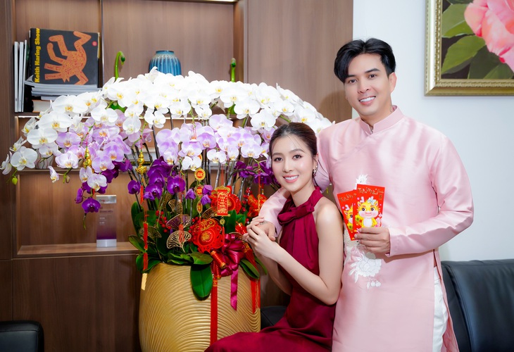 Giọng ca “Com bướm xuân” nói anh hồi hộp lẫn hạnh phúc vì chưa bao giờ cảm nhận không khí Tết rộn ràng như năm nay. Ca sĩ phụ vợ lau bàn thờ, dọn dẹp nhà cửa. Anh cũng đảm nhận việc treo những hình trang trí lên tường, gắn những câu chúc lên hoa lan, sắp xếp lại những chậu cúc mâm xôi.