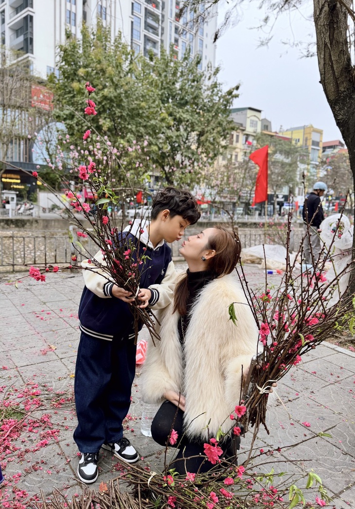 Phan Minh Huyền và con trai trong những ngày cận Tết