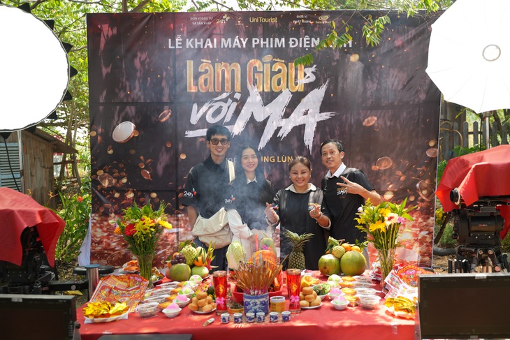 Tuấn Trần, Diệp Bảo Ngọc, Lê Giang, NSƯT Hoài Linh (từ trái qua) trong ngày khai máy Làm giàu với ma