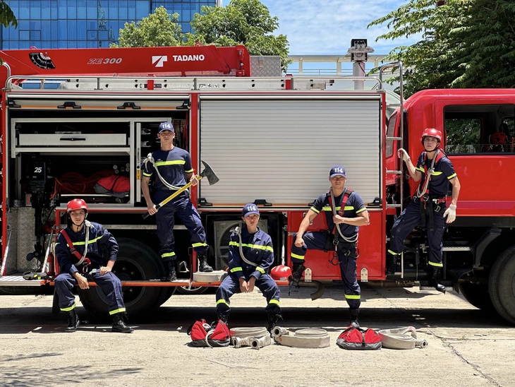 Đội trưởng Toàn Thắng (Xuân Phúc thủ vai, thứ 2 bên phải) trong dàn nhân vật chính Đi về phía lửa