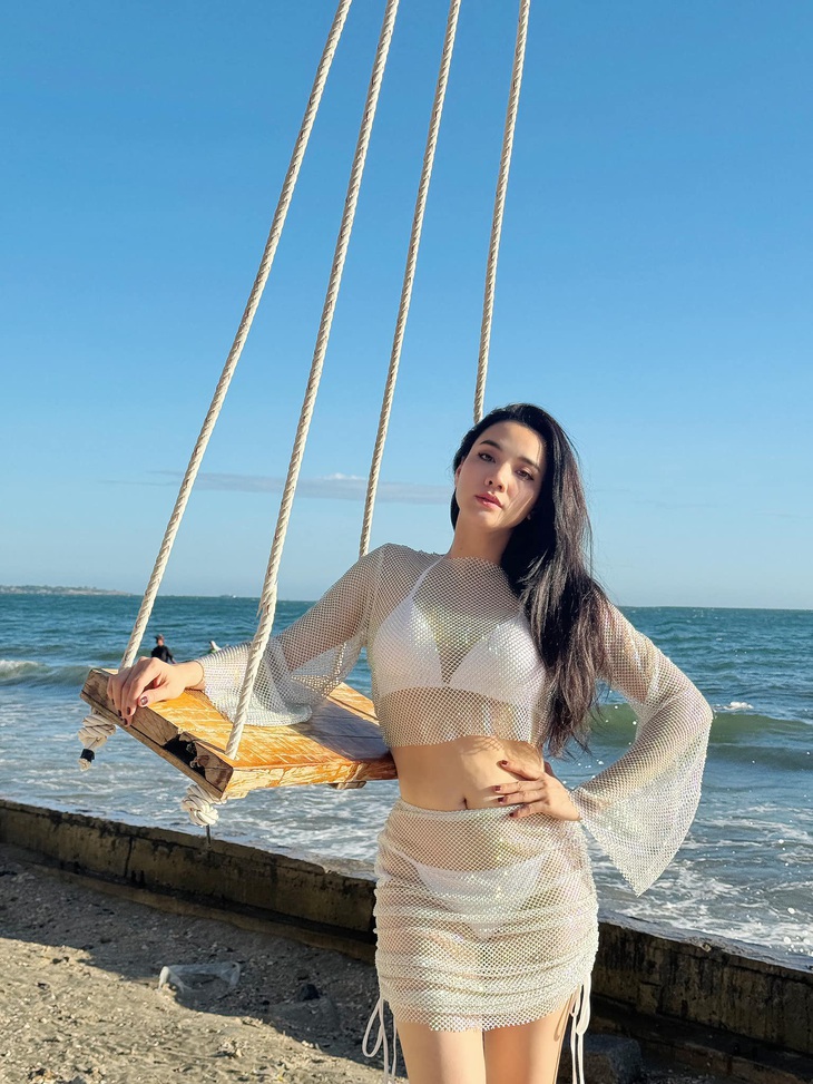 "Mẹ hai con" Trang Nhung theo đuổi phong cách quý cô hiện đại, gợi cảm