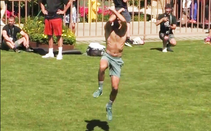 Novak Djokovic cởi trần đá banh, bắt chước Ronaldo ăn mừng "siu"