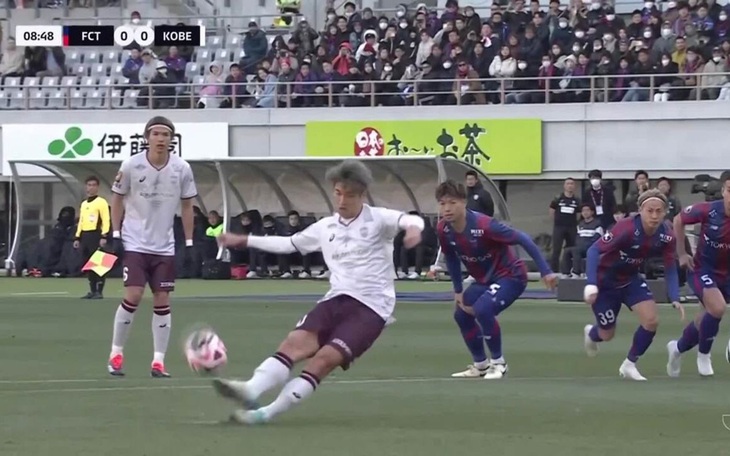 Xem video cú phạt đền bị báo chí chê "không thể tệ hơn"