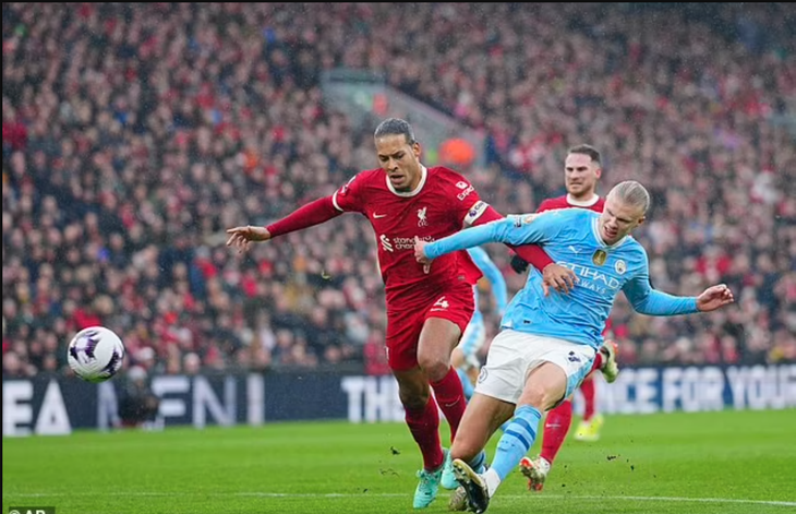 Virgil van Dijk (trái) luôn biết cách làm khó Erling Haaland - Ảnh: AP