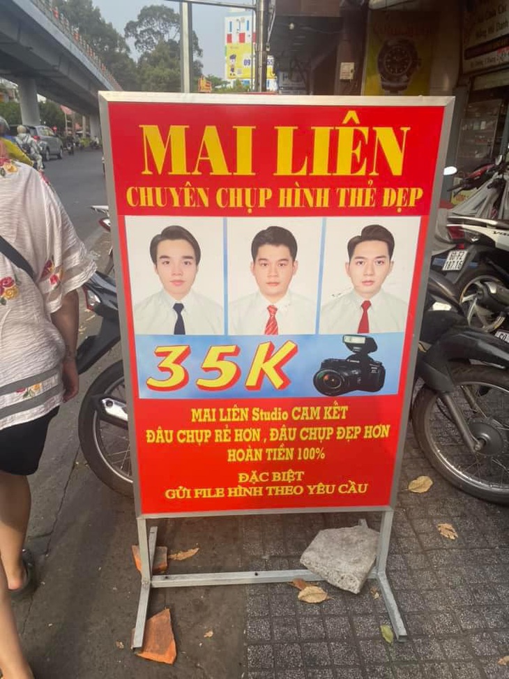 Ba ông rủ nhau đi chụp hình thẻ một lượt à?!