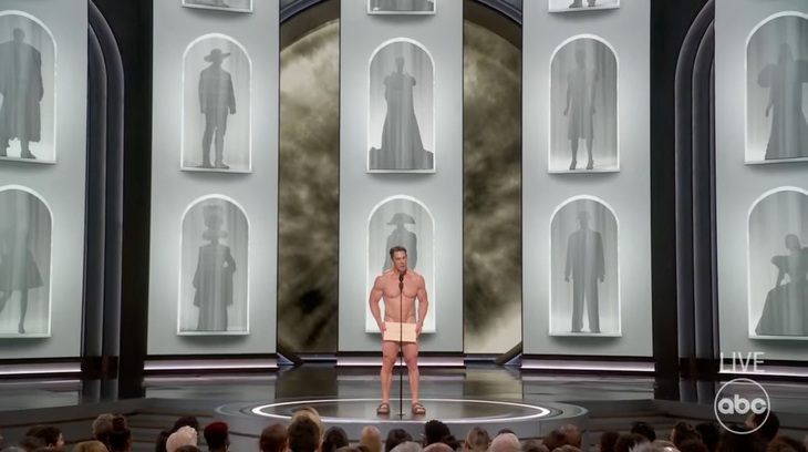 Và tiến ra sân khấu với cơ thể không mảnh vải khiến người xem cười trong sự ngỡ ngàng