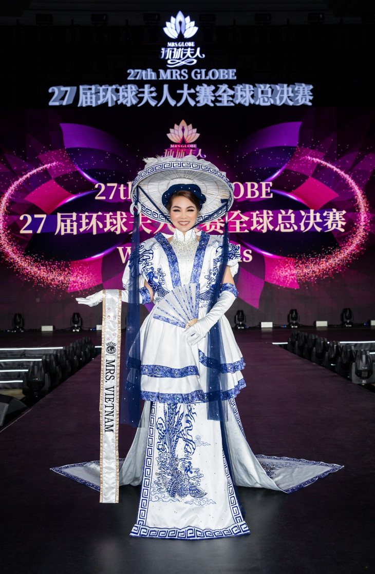 Trang phục dân tộc được Ngọc Trang mang ra đấu trường quốc tế mang tên Men Lam Bát Tràng của nhà thiết kế Nguyễn Văn Tâ