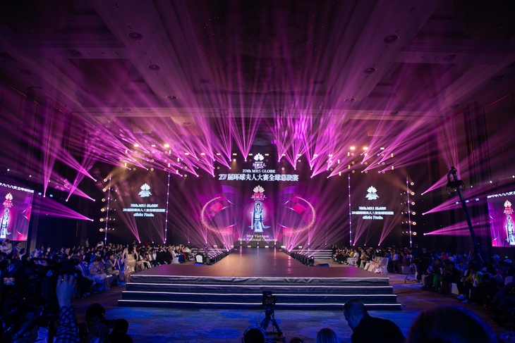 Trang phục dân tộc của Ngọc Trang được vinh danh trên sân khấu