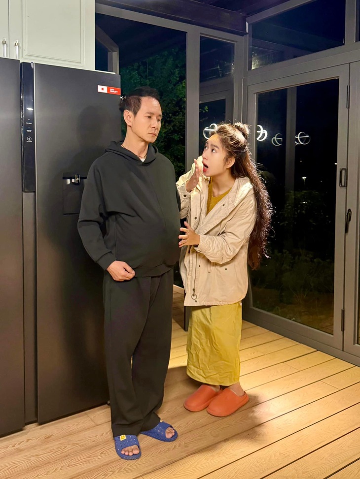 Tiếp đó, khi vai trò được đảo ngược, khán giả phải bật cười trước biểu cảm có phần "lực bất tòng tâm" của Lý Hải, còn Minh Hà ghi điểm với diễn nét ngạc nhiên cực độ.