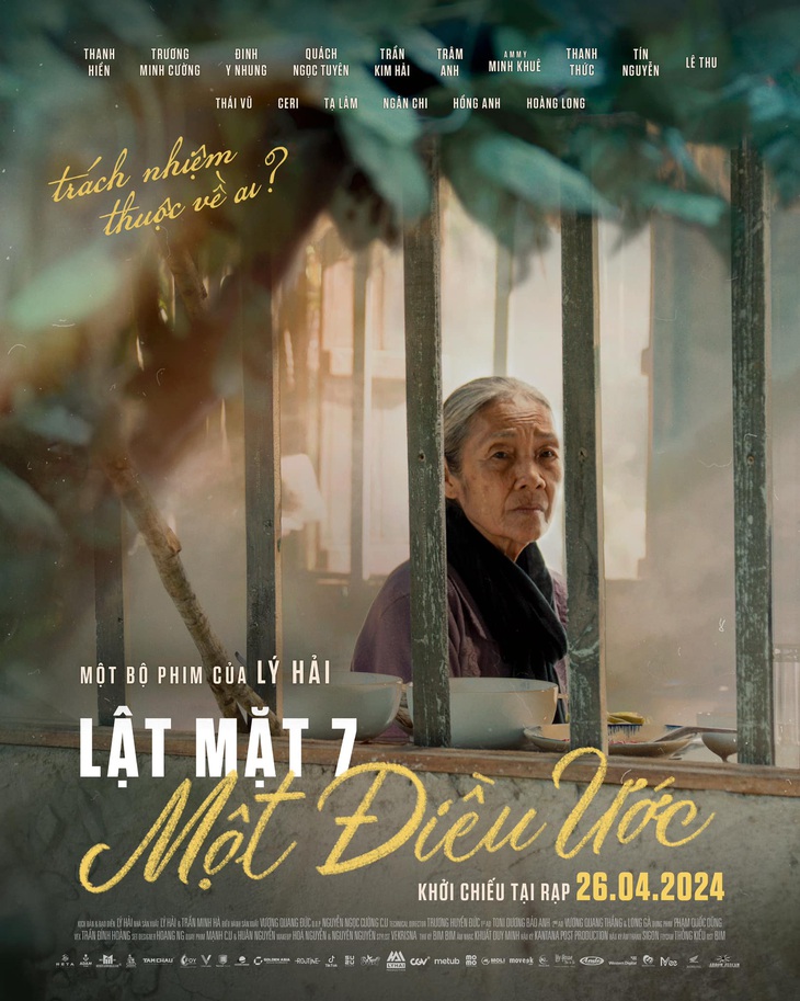 Lý Hải hé lộ poster đầu tiên của Lật mặt 7 với lời giới thiệu gây khắc khoải: "Có ai từng bắt gặp hình ảnh hay ánh mắt như thế này chưa? Trong cuộc sống "cơm áo gạo tiền", đôi lúc chúng ta quên đi một nơi nào đó vẫn luôn có một đôi mắt dõi theo chúng ta"