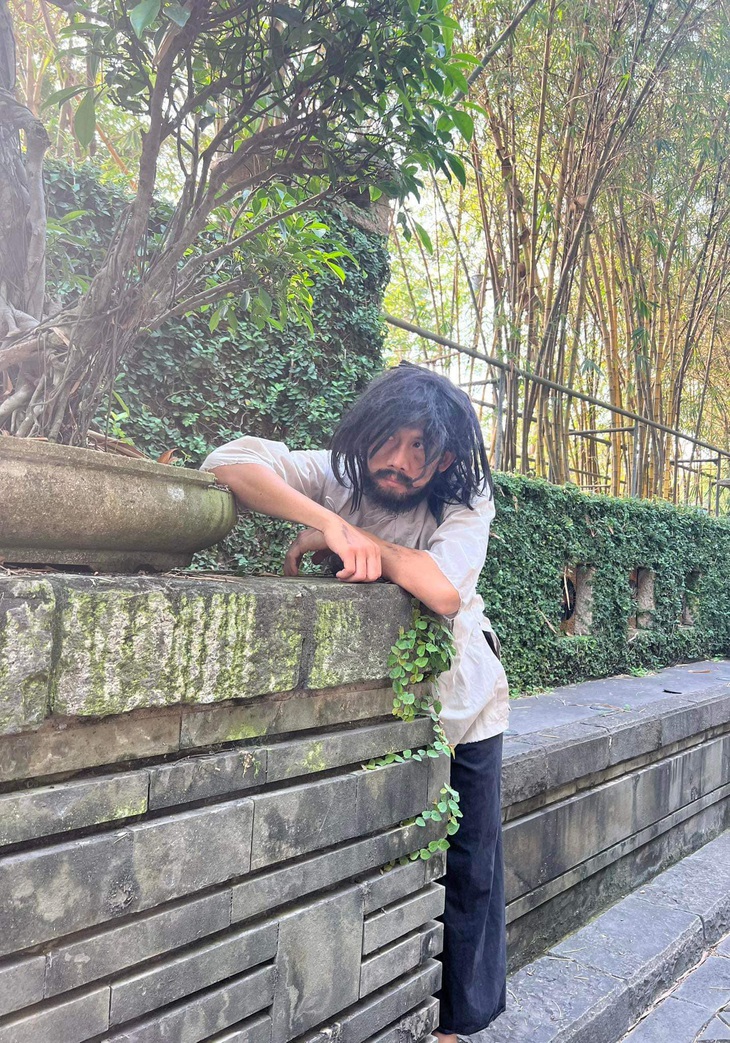 Thanh Thức hóa anh chàng ăn mày, râu tóc bù xù 