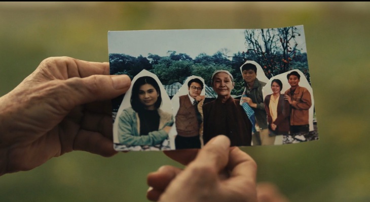 Bức ảnh gia đình được cắt ghép vụng về gây nhói lòng