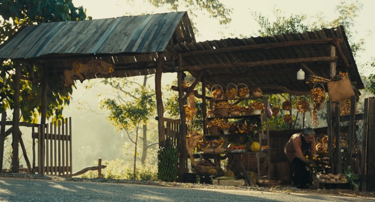 Bà Hai (Thanh Hiền) một mình sống trong căn nhà rộng thênh thang ở vùng cao