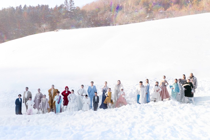 Lần đầu tiên các thế hệ người mẫu Việt Nam cùng sải bước catwalk, tạo dáng giữa khung cảnh thiên nhiên mùa đông hoang sơ, lạnh giá.