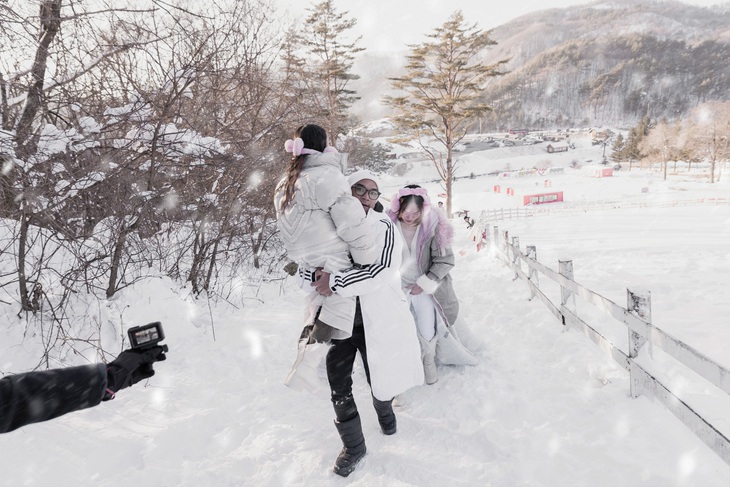 Vì để đến được địa điểm thực hiện, ê kíp phải đi bộ thêm 45 phút. Đạo diễn Nguyễn Ngọc Lâm giúp người mẫu nhí di chuyển đến điểm chụp ảnh, ghi hình