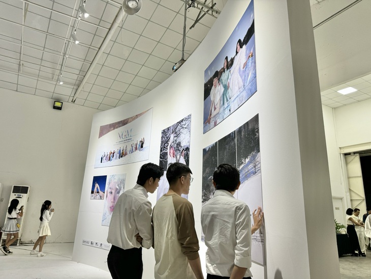 Xuân Lan cùng thế hệ người mẫu kế thừa làm việc dưới thời tiết -8 độ C- Ảnh 7.