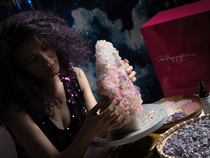 Hành trình 'hô biến' túi hàng hiệu thành tác phẩm nghệ thuật Lady Cloud của Tia-Thủy Nguyễn- Ảnh 8.