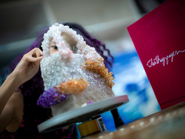 Hành trình 'hô biến' túi hàng hiệu thành tác phẩm nghệ thuật Lady Cloud của Tia-Thủy Nguyễn- Ảnh 7.